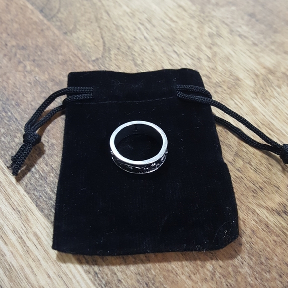 Engraved flower and vine silver ring with bag - Picture 4 of 5